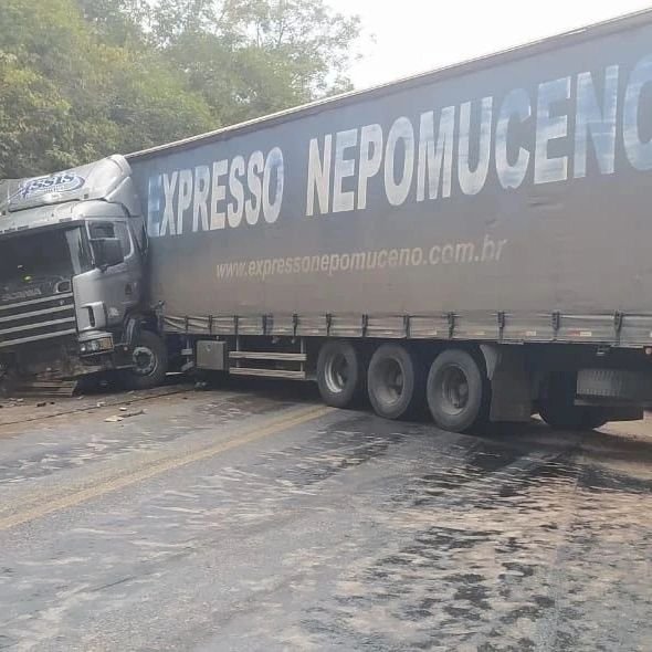 CAMINHONETE E CARRO BATEM DE FRENTE NA BR-135 E CINCO PESSOAS FICAM FERIDAS– RÁDIO VOZ DA VERDADE